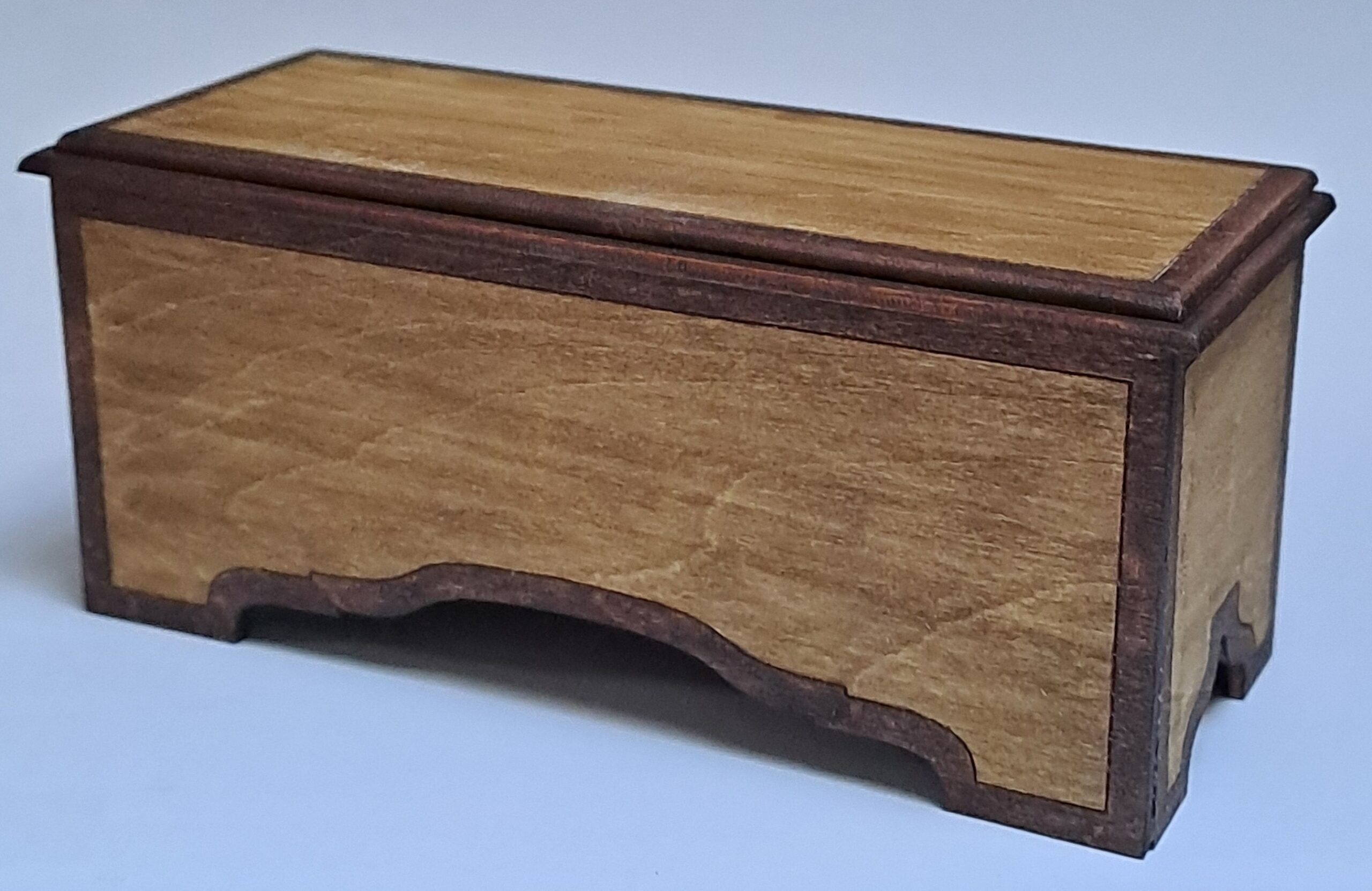 0238 Wooden blanket box 1:12